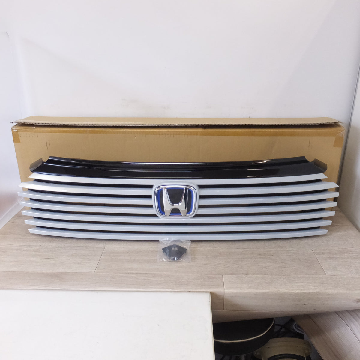 [送料無料] 岐阜発 新車外し★ホンダ HONDA RV ヴェゼル 後期 ハイブリッド フロントグリル 08F21-3N0-000D プレミアムサンライトパール NH902P カメラ無し用★