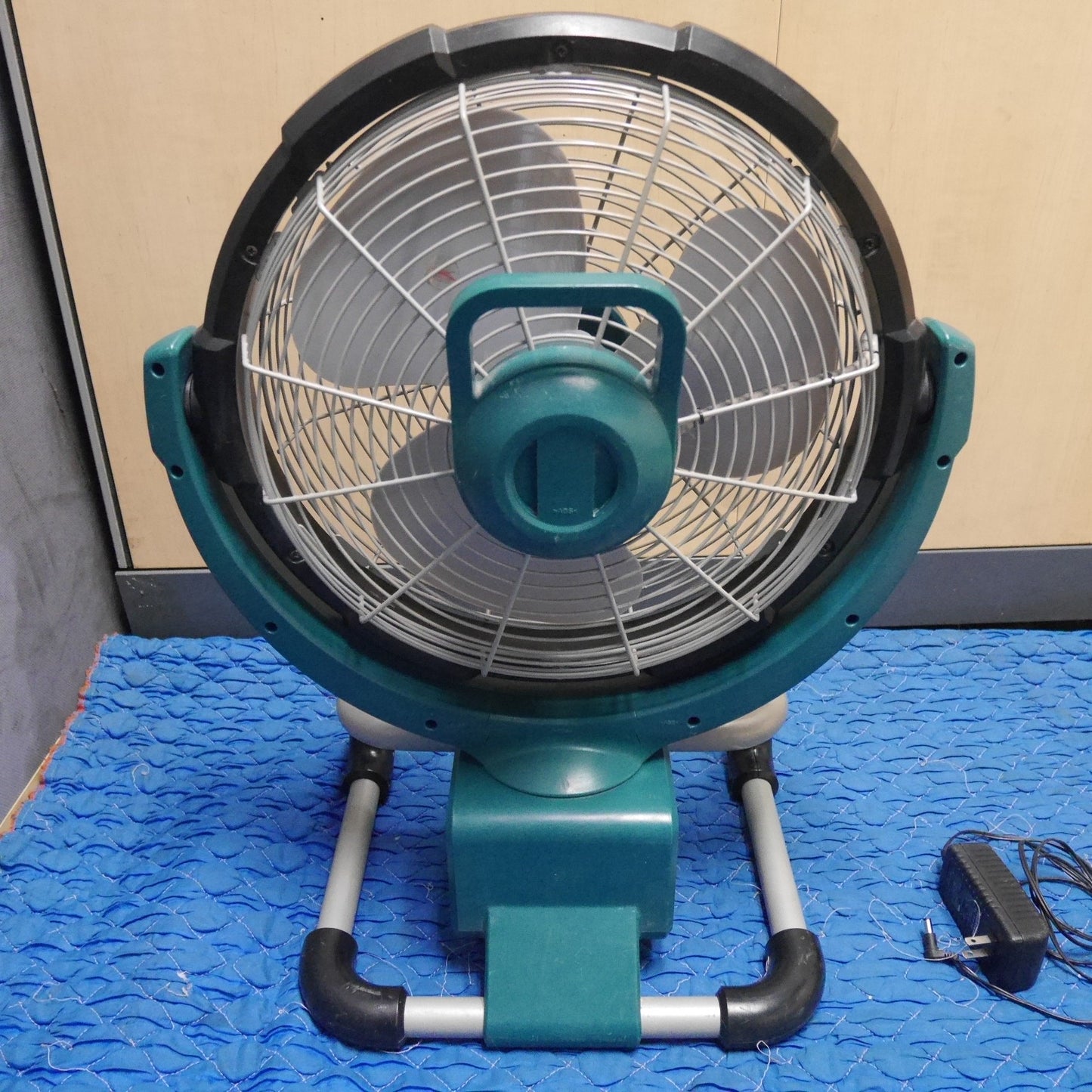 [送料無料] ☆マキタ 充電式 産業扇 CF300D 羽根径 330mm 扇風機 現場 作業 用 makita 本体のみ☆