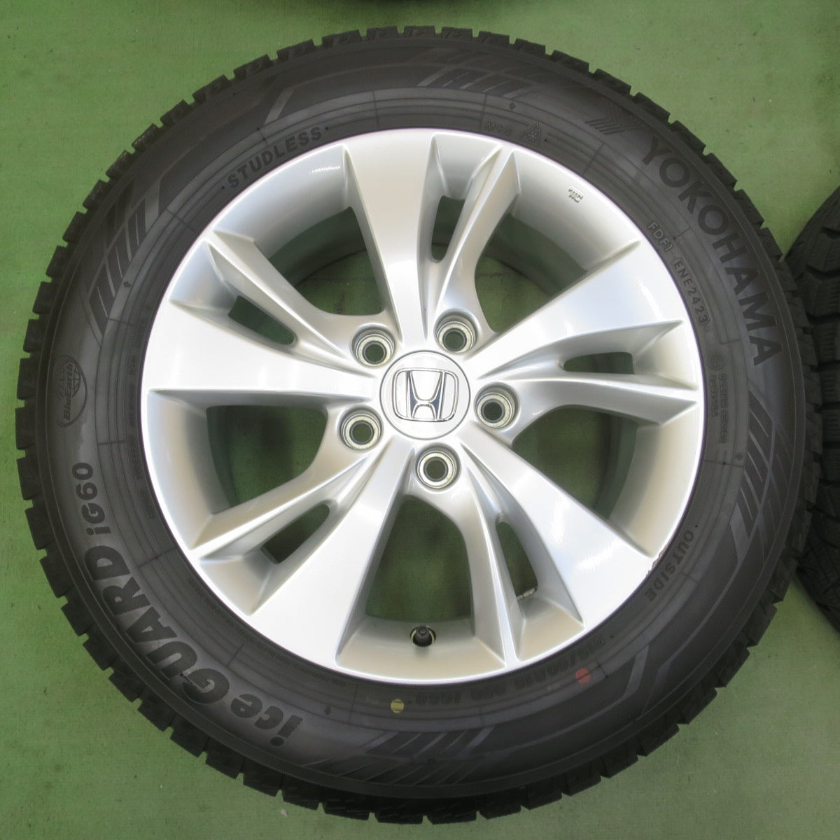 バリ溝！23年！キレイ！9.5分◎ホンダ RU ヴェゼル 純正 215/60R16 スタッドレス ヨコハマ アイスガード iG60 16インチ PCD114.3/5H◎6070103イス