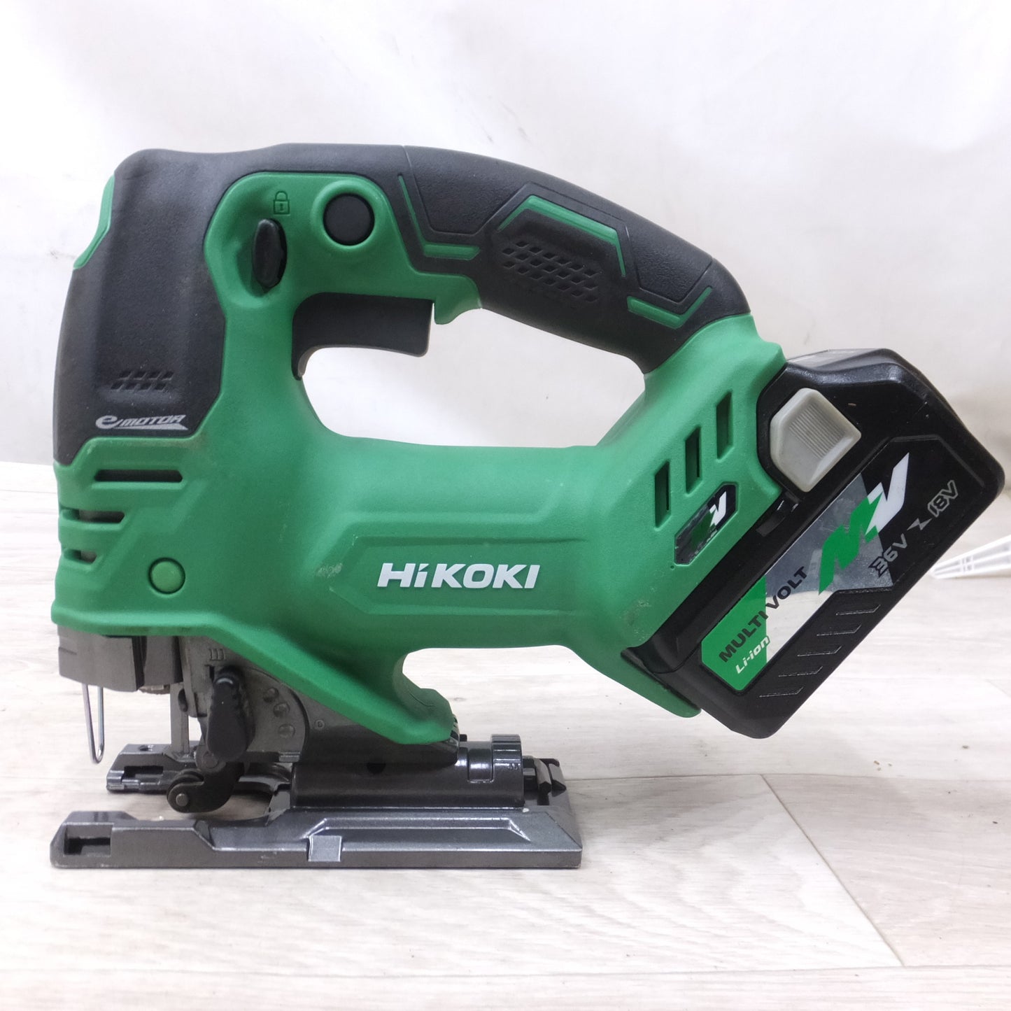 [送料無料] キレイ！付属品付き◆HIKOKI 135mm 36V コードレス ジグソー CJ36DA バッテリー ケース 充電器 替刃 付き 電気 のこぎり 電動 工具◆