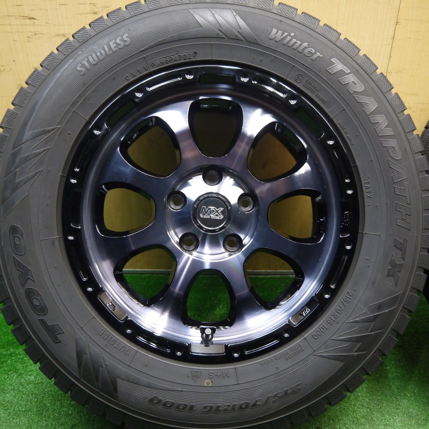 バリ溝！22年！キレイ！9.5分以上★スタッドレス 215/70R16 トーヨー ウインター トランパス TX MX MAD CROSS マッドクロス 16インチ PCD114.3/5H★5121004Hス