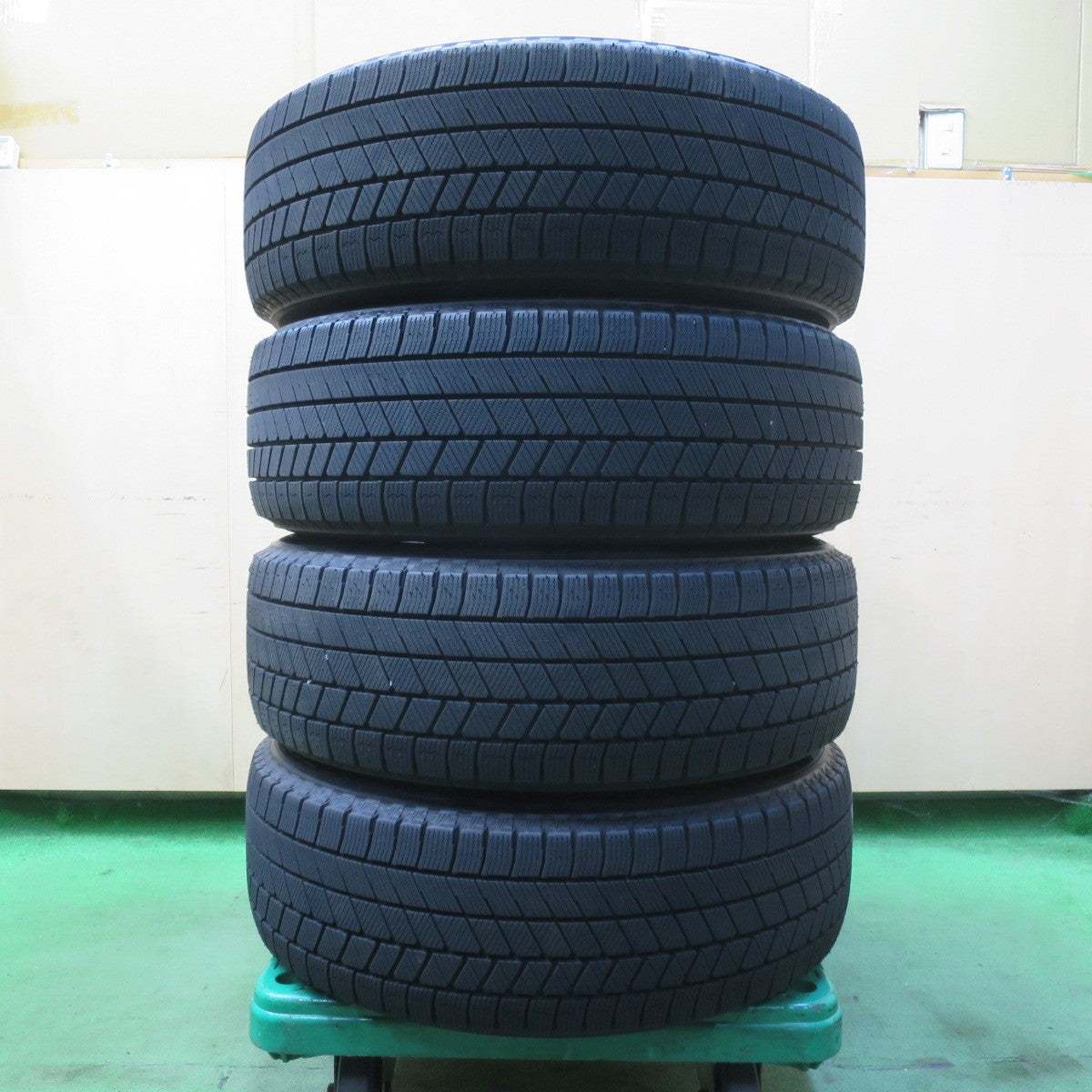 バリ溝！22年！キレイ！9.5分以上★スタッドレス 215/60R17 ブリヂストン ブリザック VRX3 ECO FORME エコフォルム 17インチ PCD114.3/5H★5100604イス