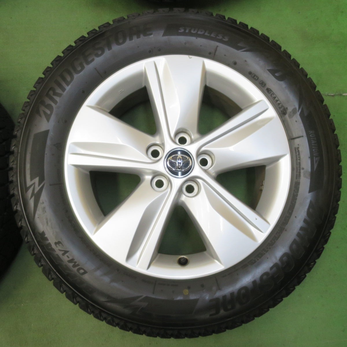 バリ溝！22年！キレイ！9.5分★トヨタ 60系 ハリアー 純正 225/65R17 スタッドレス ブリヂストン ブリザック DM-V3 17インチ PCD114.3/5H★5103018イス