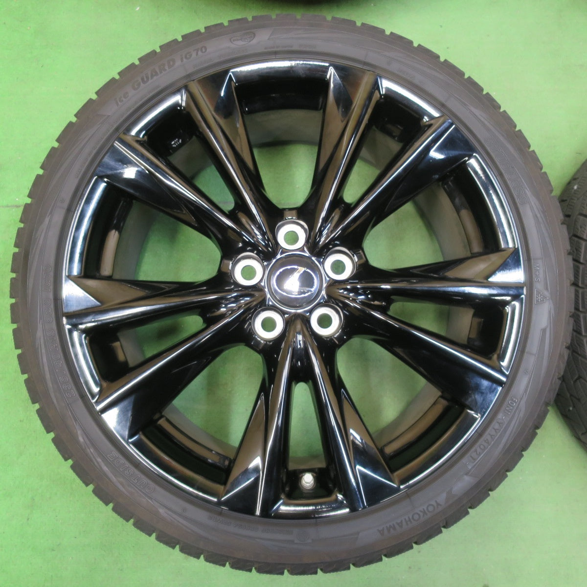[送料無料] センサー付！バリ溝！21年！キレイ！9.5分★レクサス ES Fスポーツ 純正 235/40R19 スタッドレス ヨコハマ アイスガード iG70 19インチ PCD114.3/5H★5032808イス