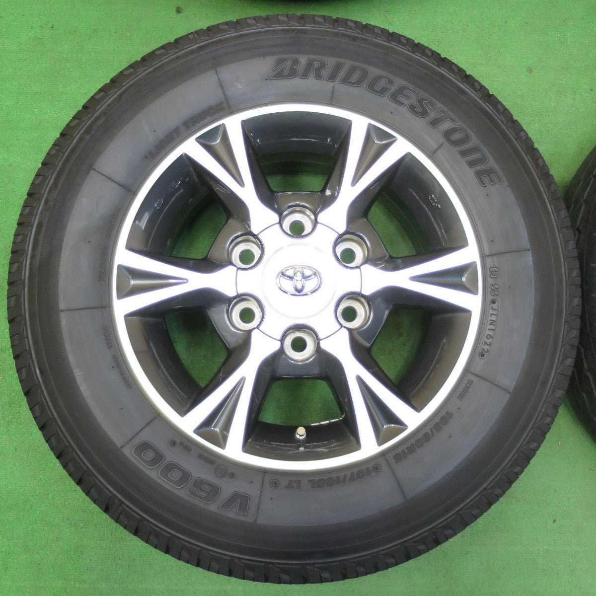*送料無料* 超バリ溝！22年！綺麗！ほぼ10分★トヨタ 200系 ハイエース 純正 OP 195/80R15 ブリヂストン V600 15インチ PCD139.7/6H★4080104イノ