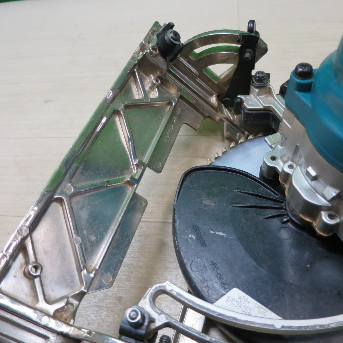 [送料無料] ☆マキタ 165mm 充電式 マルノコ 18V HS631D 丸ノコ 丸鋸 木工 切断 電動 工具 makita☆