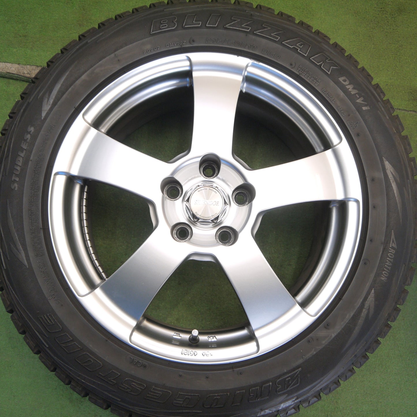 バリ溝！キレイ！9分◎スタッドレス 215/60R17 ブリヂストン ブリザック DM-V1 SPLENDOR スプレンダー 17インチ PCD114.3/5H◎6062307Hス