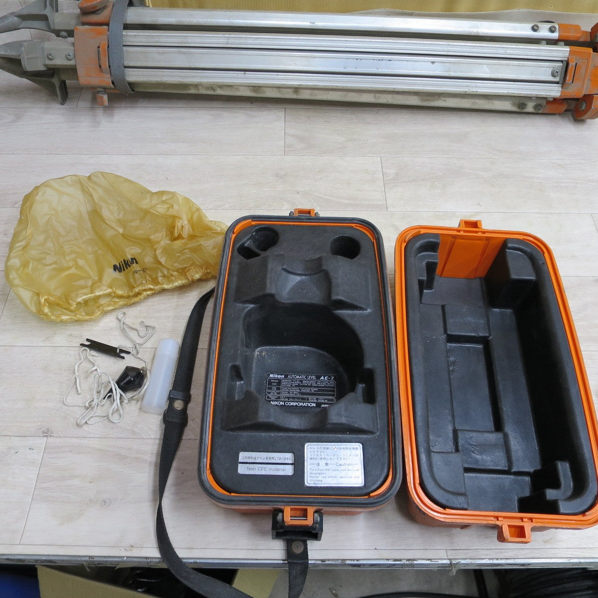 [送料無料] 三脚付き◆Nikon ニコン オートレベル AE-7C 三脚付 自動レベル 測量器 測量機 土木測量◆
