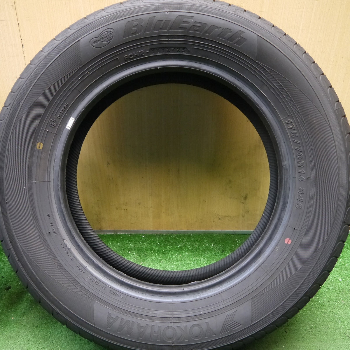 バリ溝！25年！ほぼ10分◎175/70R14 ヨコハマ ブルーアース AE01F タイヤ 14インチ アクア カローラ シエンタ ヤリス ヴィッツ フィット シャトル 等◎6092905Hノタ