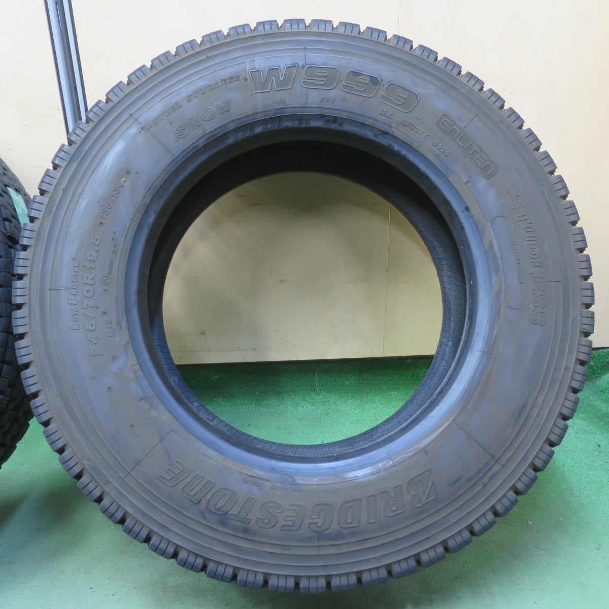 バリ溝！25年！9分★トラック タイヤ 245/70R19.5 136/134J スタッドレス ブリヂストン W999 19.5インチ★6062104イスタ