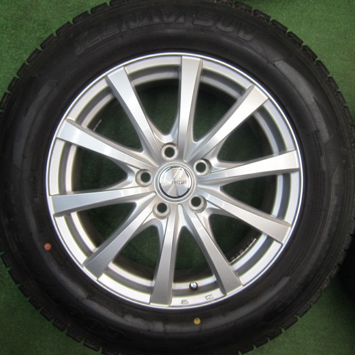 バリ溝！キレイ！9.5分以上★スタッドレス 225/65R17 グッドイヤー アイスナビ SUV ravrion RS01 ラブリオン 17インチ PCD114.3/5H★5031406TNス