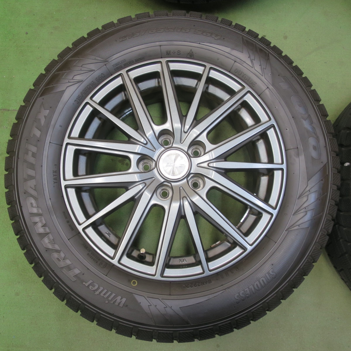 バリ溝！22年！9.5分以上★スタッドレス 215/65R16 トーヨー ウインター トランパス TX PREDICT 社外 アルミ 16インチ PCD114.3/5H★6051005イス