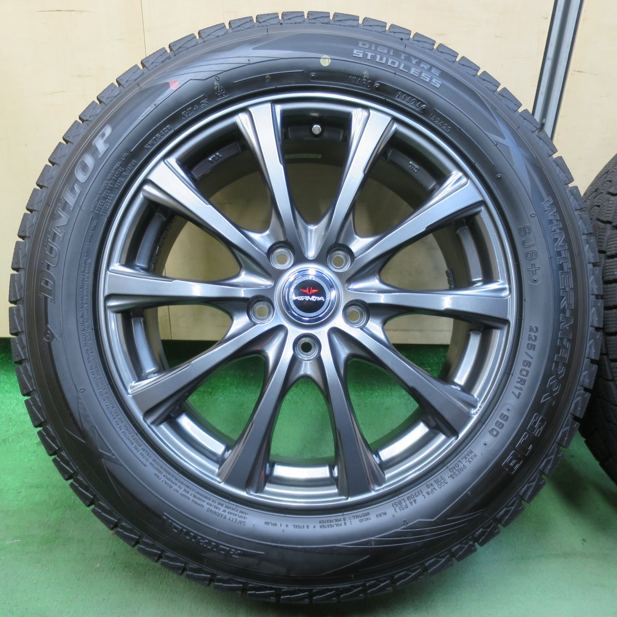 バリ溝！24年！キレイ！ほぼ10分★スタッドレス 225/60R17 ダンロップ ウインターマックス SJ8+ AIRNOVA SB10 エアノヴァ 17インチ PCD114.3/5H★5112401イス