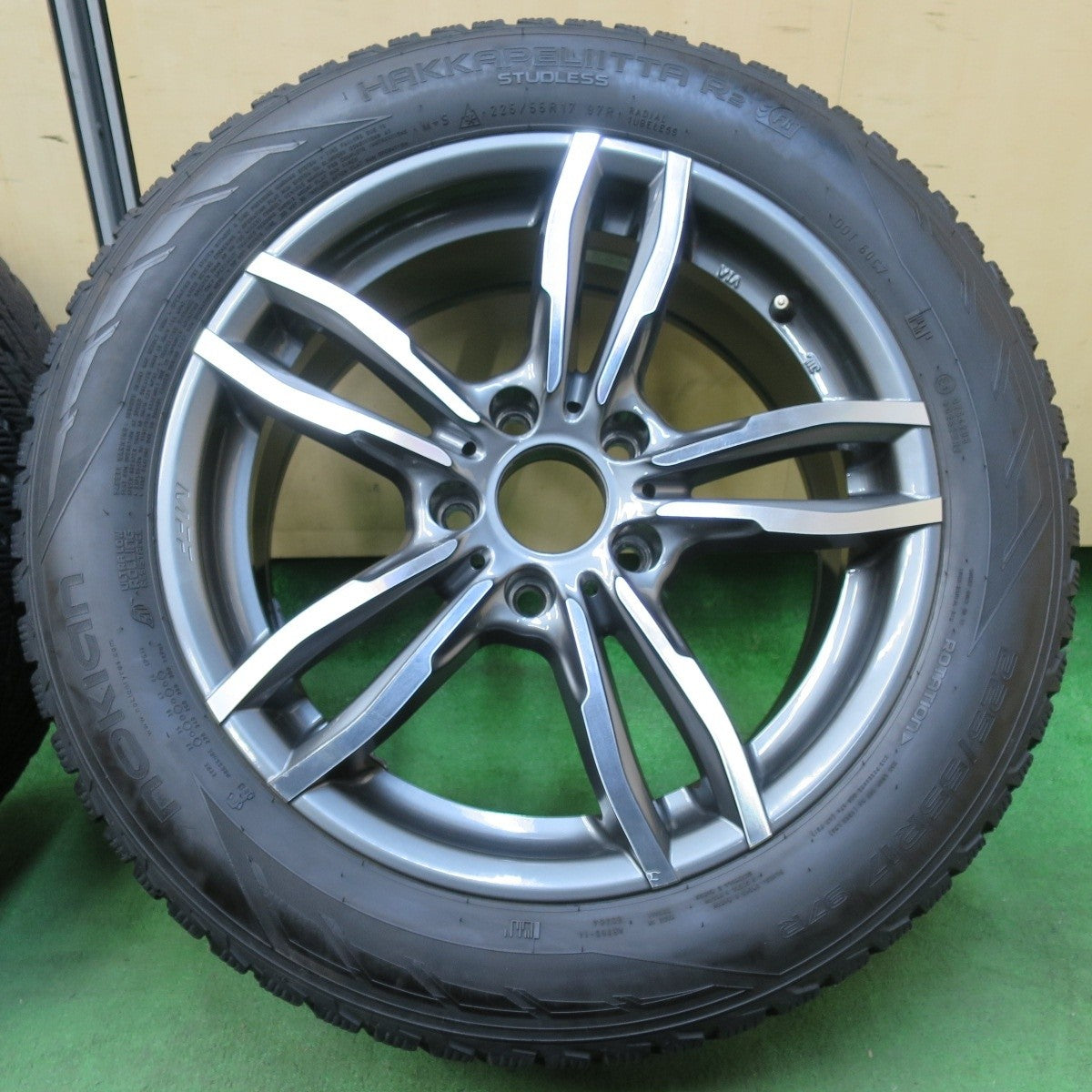 キレイ★BMW 等 MAK MFF 225/55R17 スタッドレス ノキアン ハッカペリッタ R2 FRT 17インチ PCD120/5H★4121409イス