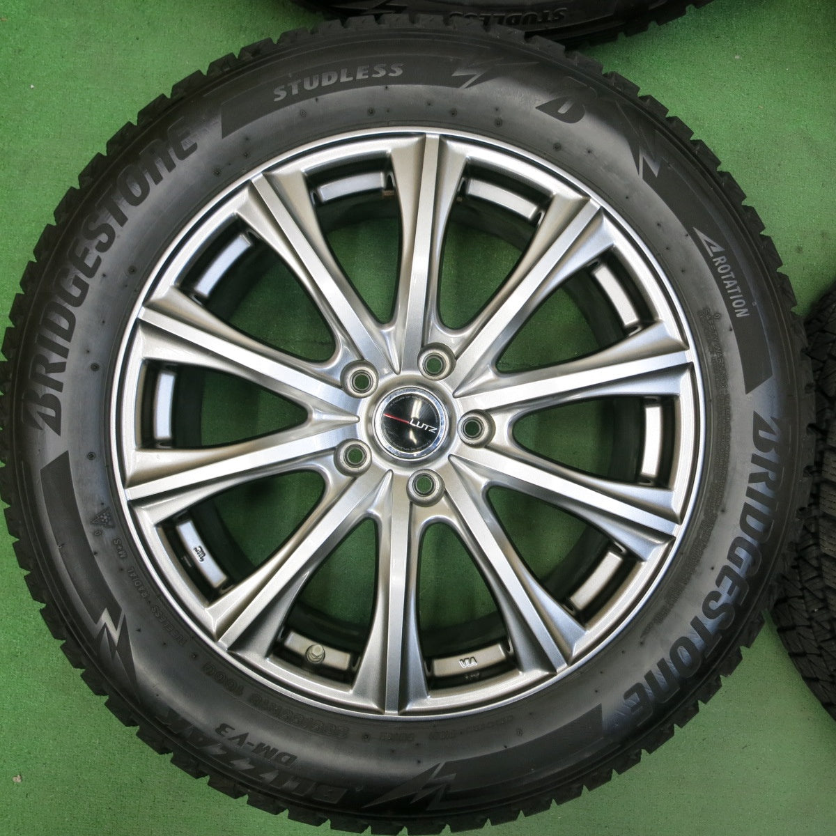 [送料無料] バリ溝！キレイ！9.5分★スタッドレス 235/55R18 ブリヂストン ブリザック DM-V3 LUTZ 18インチ PCD114.3/5H★4092003SYス