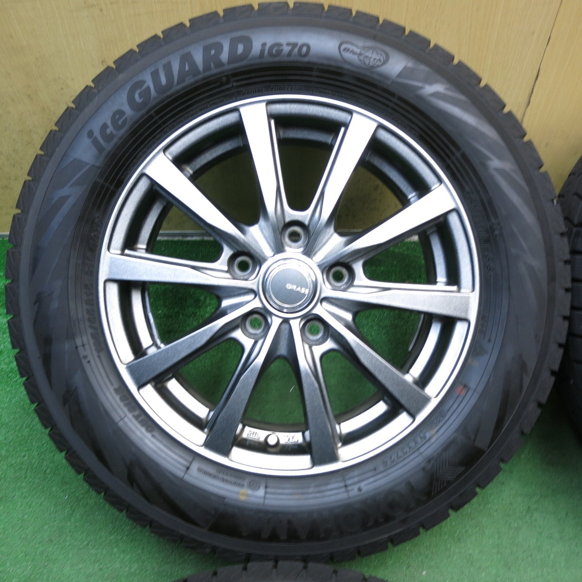 バリ溝！24年！キレイ！9.5分以上◎スタッドレス 195/65R15 ヨコハマ アイスガード iG70 GRASS グラス 15インチ PCD114.3/5H◎6091107KKス