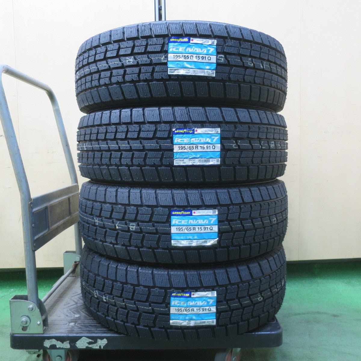 未使用！25年★スタッドレス 195/65R15 グッドイヤー アイスナビ7 タイヤ 15インチ プリウス ノア ヴォクシー 等★6022102イスタ