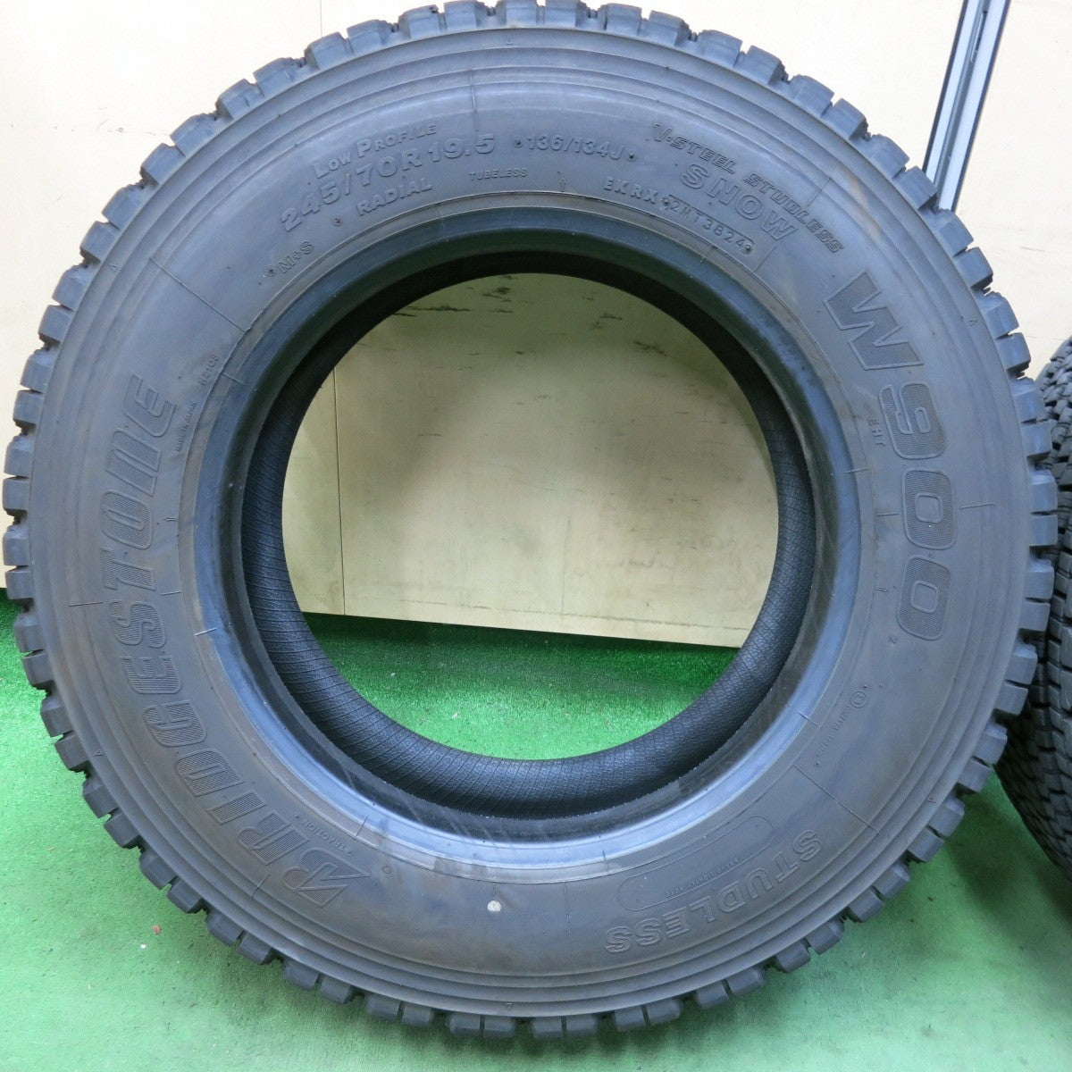 バリ溝！24年！9分！2本★トラック タイヤ 245/70R19.5 136/134J スタッドレス ブリヂストン W900 19.5インチ★5070408SYスタ