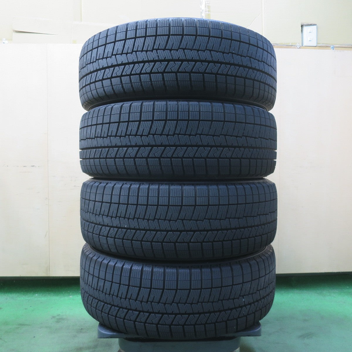 バリ溝！24年！キレイ！9.5分以上★スタッドレス 205/50R17 ダンロップ ウインターマックス 03 DUFACT デュファクト 17インチ PCD100/4H★6031105イス
