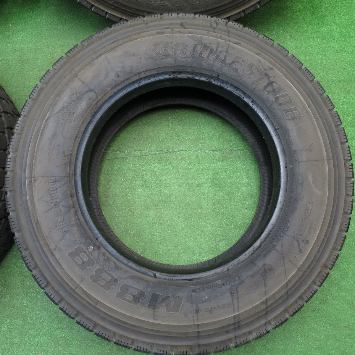 [送料無料] バリ溝！24年！9.5分★トラック タイヤ 265/70R19.5 140/138J ブリヂストン M888 ミックス オールシーズン 19.5インチ★5020104クスタ