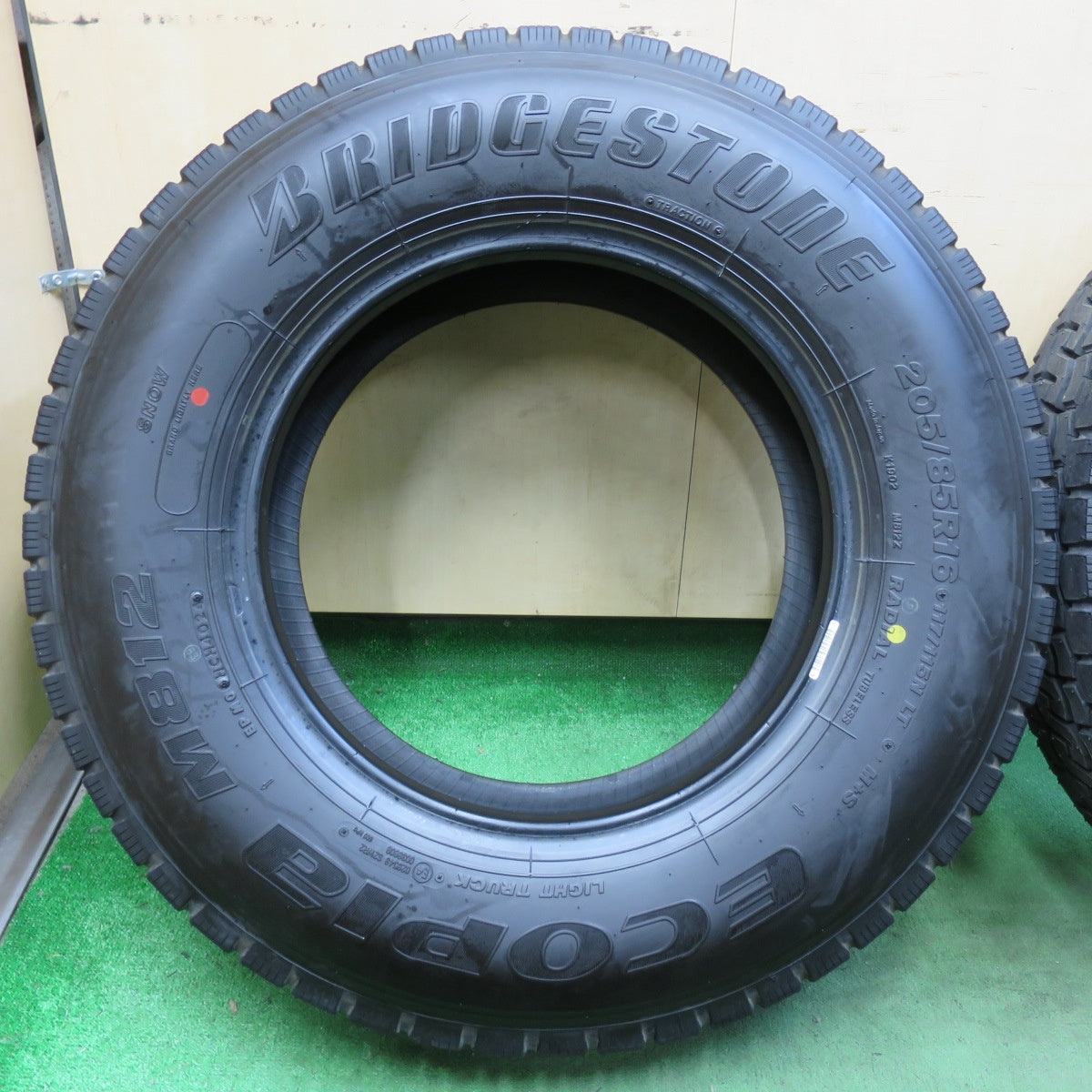 [送料無料] 新車外し！24年！ほぼ未使用★トラック バス タイヤ 205/85R16 117/115N ブリヂストン エコピア M812 ミックス 16インチ★5022801イノタ