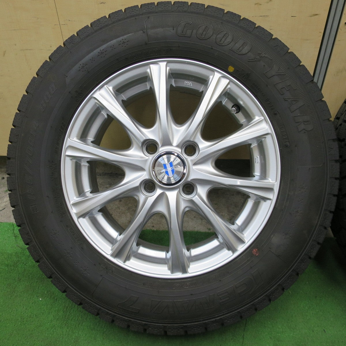 バリ溝！24年！キレイ！9.5分★スタッドレス 185/70R14 グッドイヤー アイスナビ7 NEXTA ネクスタ 14インチ PCD100/4H★6051101NGス