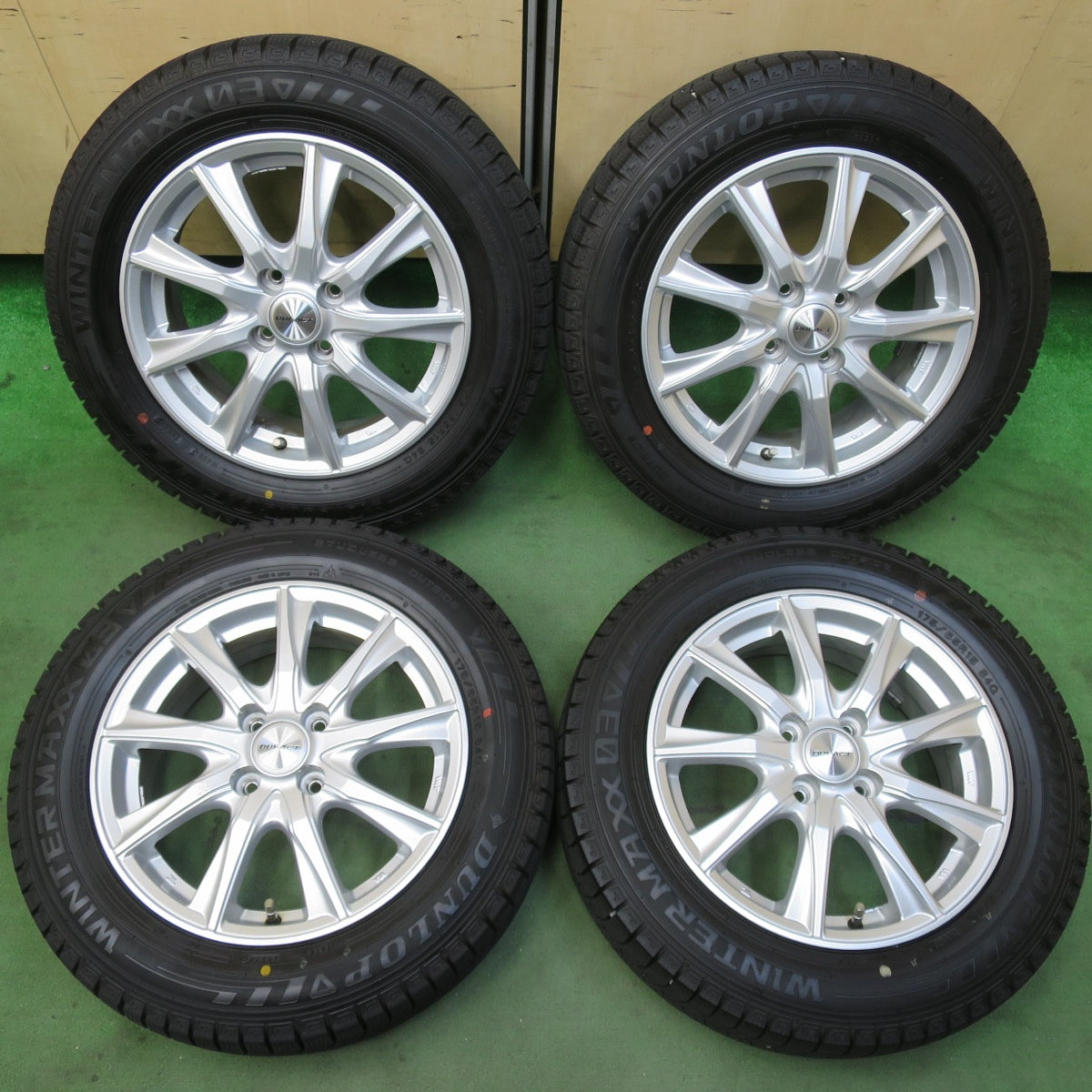 バリ溝！キレイ！ほぼ10分★スタッドレス 175/65R15 ダンロップ ウインターマックス 03 DUFACT デュファクト 15インチ PCD100/4H★5102406イス