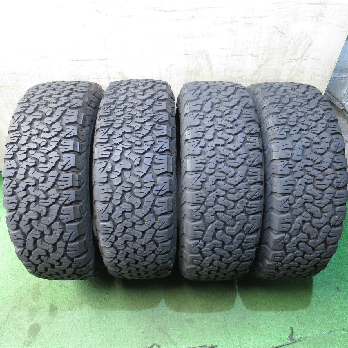 *送料無料* バリ溝！20年！9.5分★265/65R18 BFグッドリッチ All-Terrain T/A KO2 ホワイトレター ランクル プラド ハイラックス等★4041201クノタ