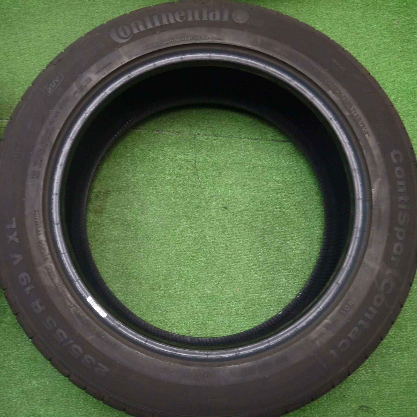 [送料無料] バリ溝！24年！9.5分★235/55R19 コンチネンタル コンチスポーツコンタクト5 タイヤ 19インチ ボルボ アウディ 等★4121103Hノタ