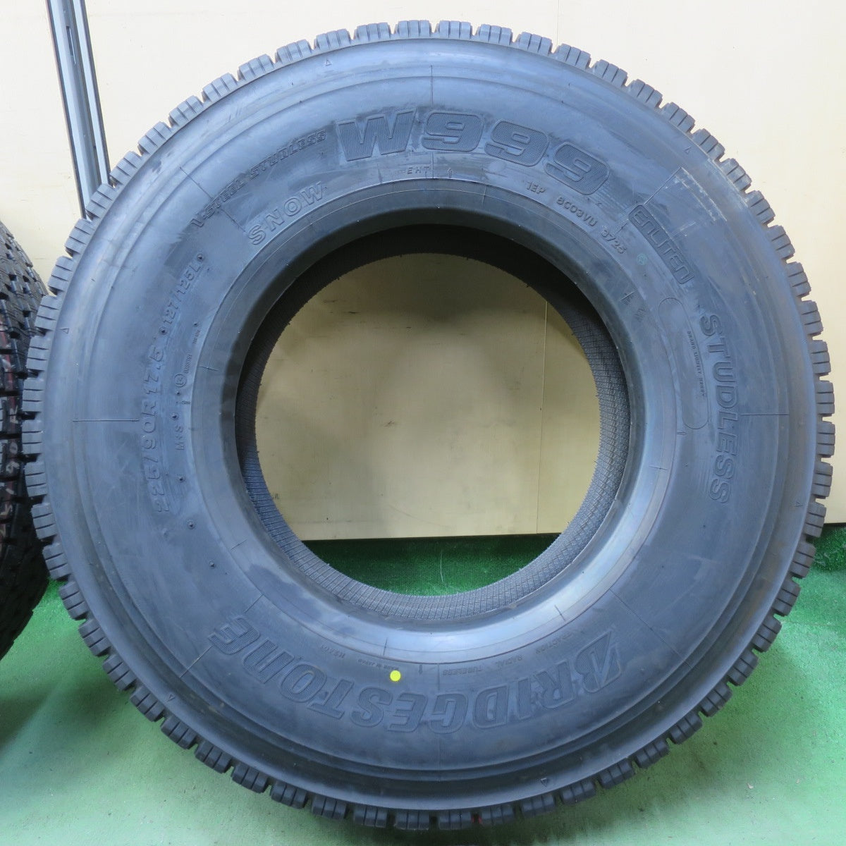 未使用！25年★トラック タイヤ 225/90R17.5 127/125L スタッドレス ブリヂストン W999 17.5インチ★6062101イスタ