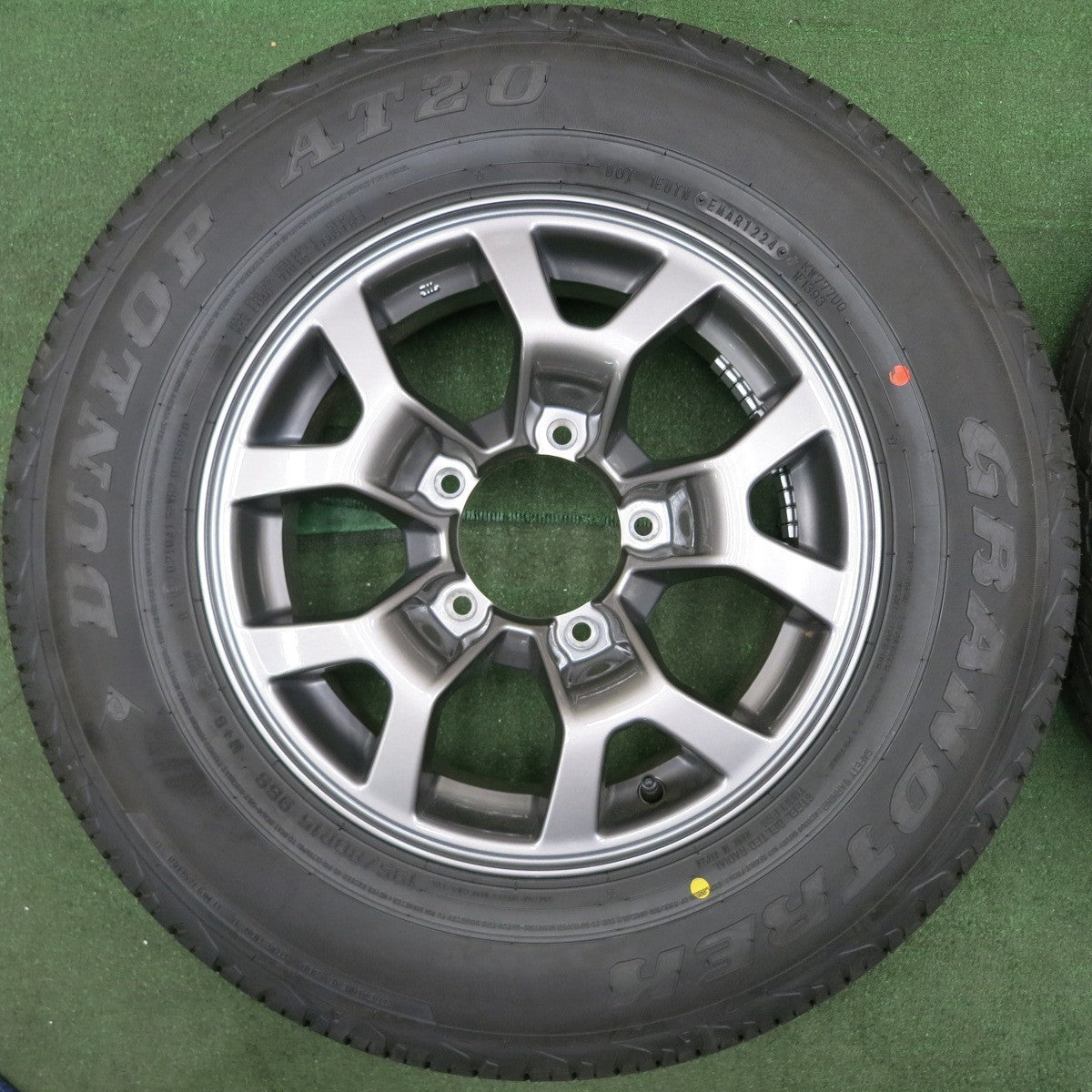 *送料無料* 新車外し！24年★スズキ ジムニー シエラ 純正 195/80R15 ダンロップ AT20 グラントレック 15インチ PCD139.7/5H★4061405NJノ