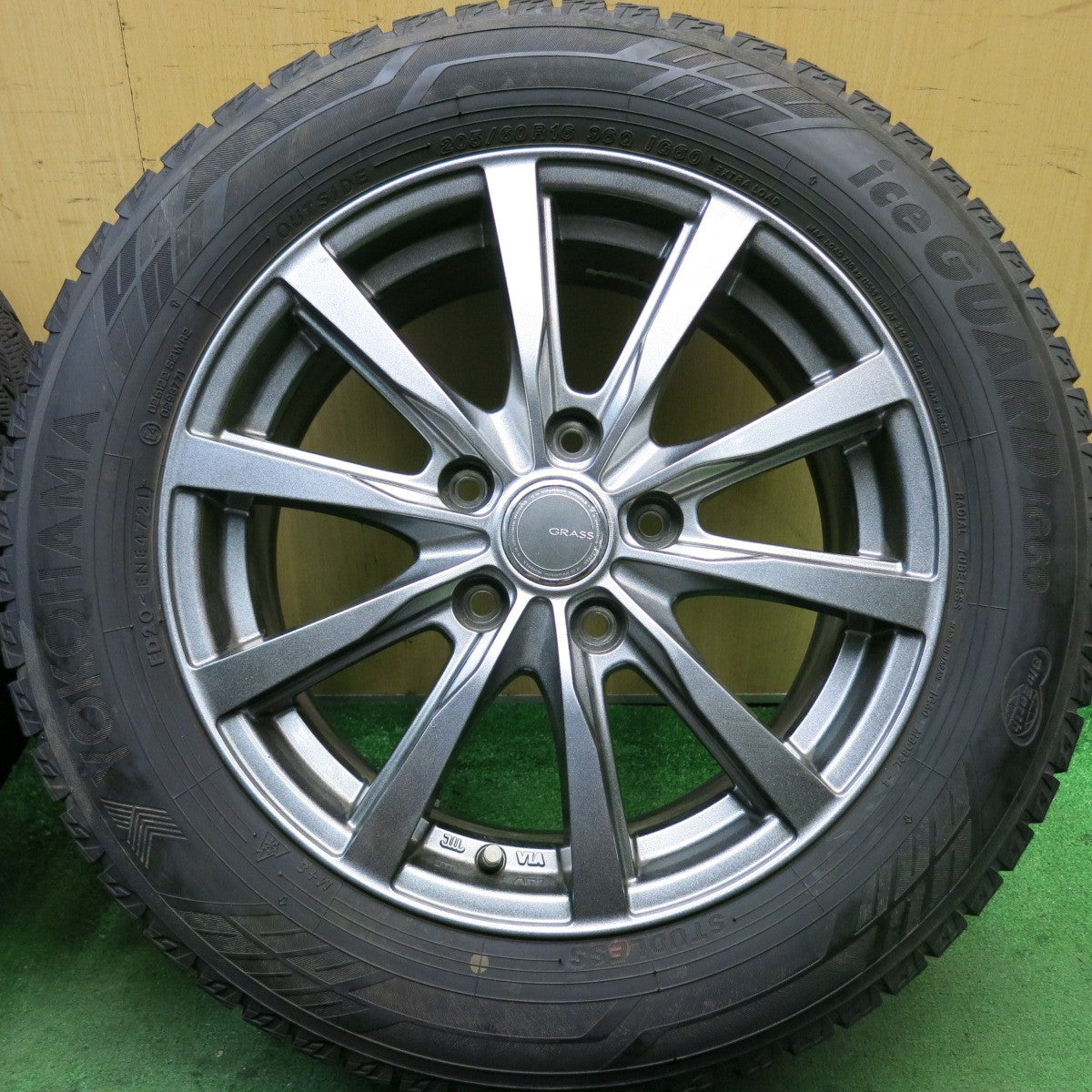 バリ溝！21年！キレイ！9.5分以上★スタッドレス 205/60R16 ヨコハマ アイスガード iG60 GRASS グラス 16インチ PCD114.3/5H★5081304AKス