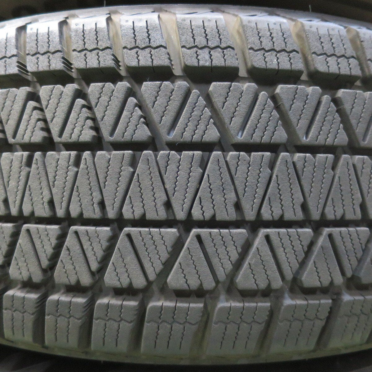 バリ溝！23年！キレイ！9.5分★スタッドレス 225/60R18 ブリヂストン ブリザック DM-V3 ECO FORME エコフォルム 18インチ PCD114.3/5H★5040501イス