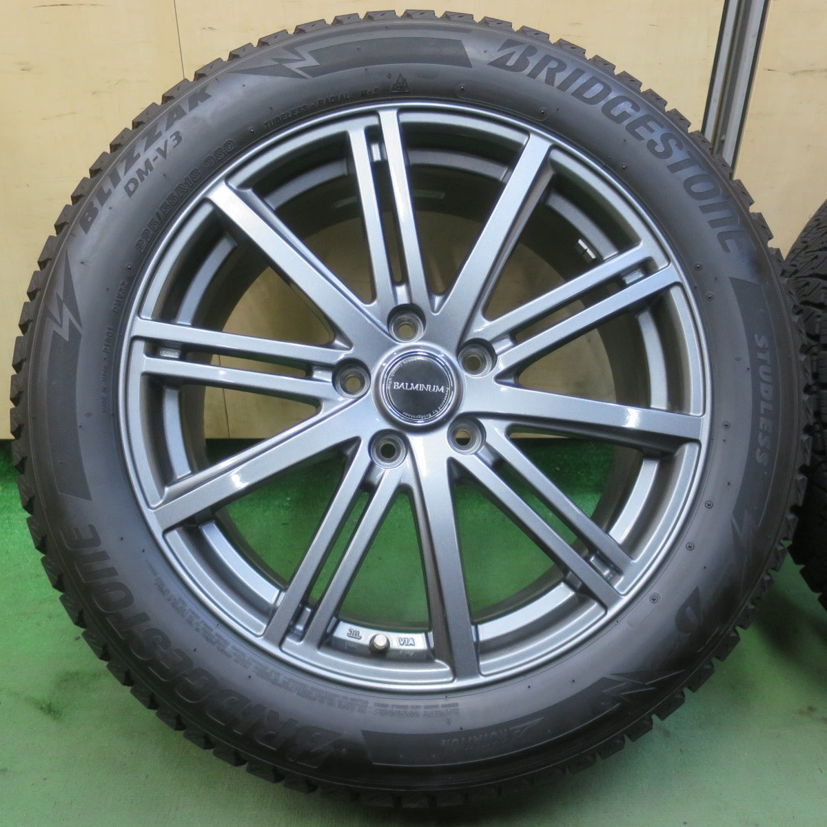 バリ溝！23年！キレイ！9.5分◎スタッドレス 225/55R18 ブリヂストン ブリザック DM-V3 BALMINUM BR10 バルミナ 18インチ PCD114.3/5H◎6082902イス