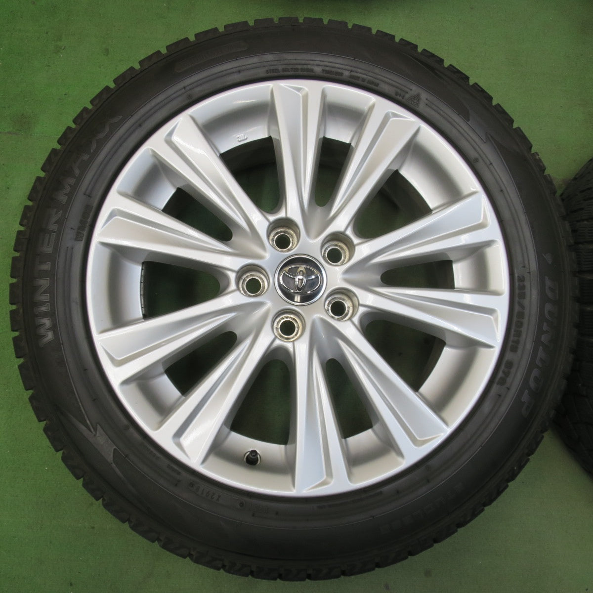 バリ溝！キレイ！9分★トヨタ 30系 アルファード ヴェルファイア 純正 235/50R18 スタッドレス ダンロップ ウインターマックス WM02 18インチ PCD114.3/5H★5111201イス