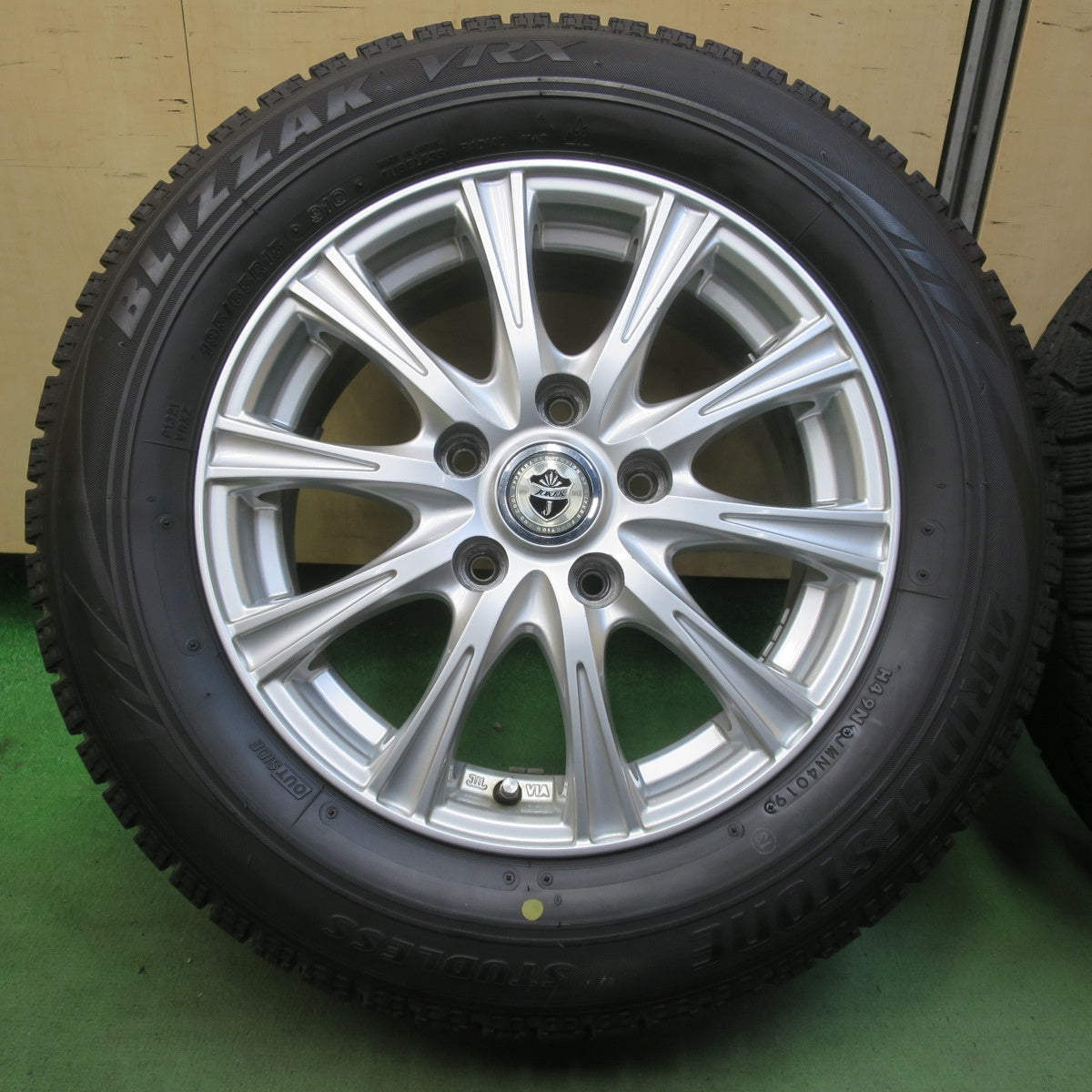 バリ溝！キレイ！8.5分★スタッドレス 195/65R15 ブリヂストン ブリザック VRX JOKER ジョーカー 15インチ PCD114.3/5H★6051307イス