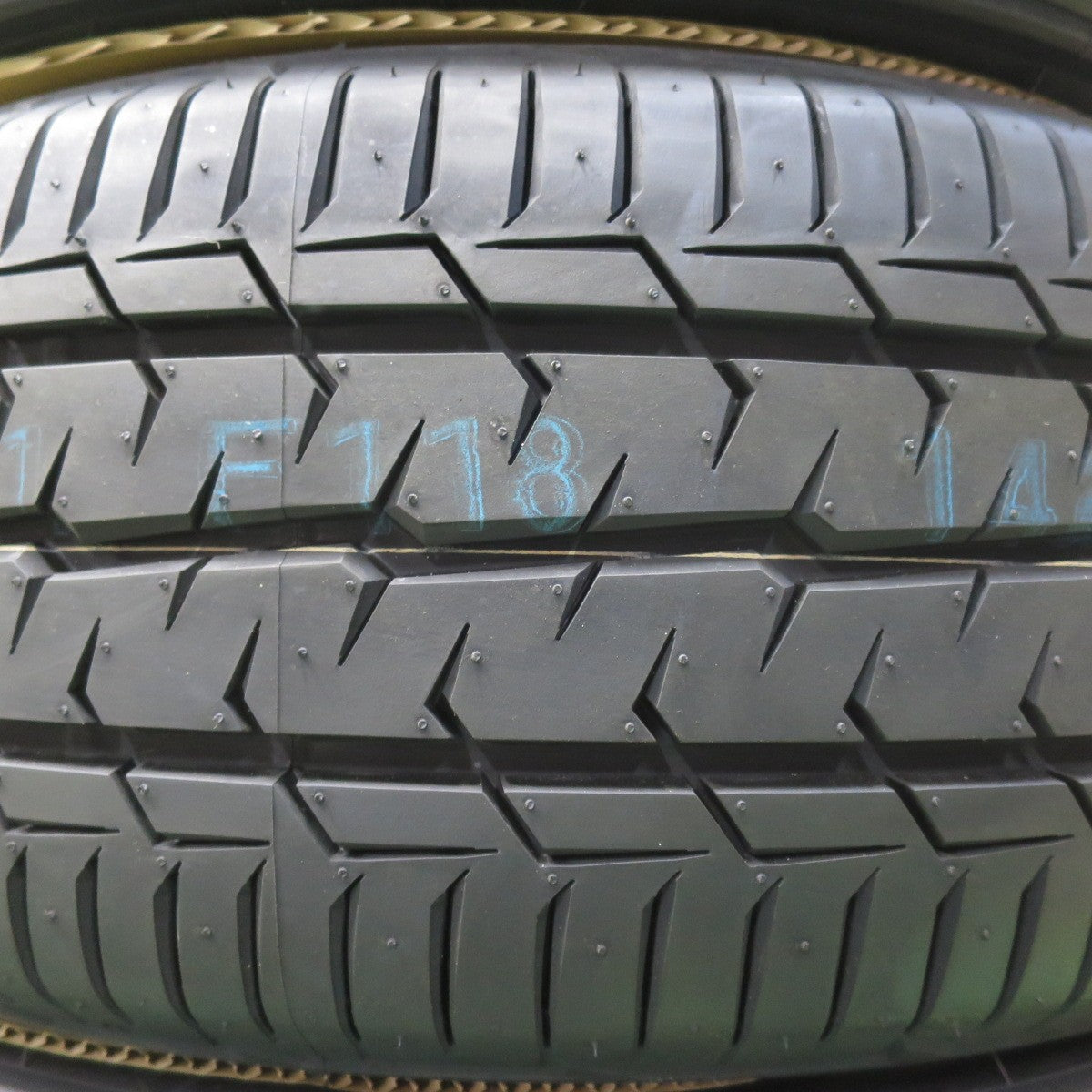 [送料無料] 未使用！24年★ハイエース DELF 01 FLEX 225/50R18C 107/105R トーヨー H30 18インチ デルフ フレックス PCD139.7/6H★5031008イノ