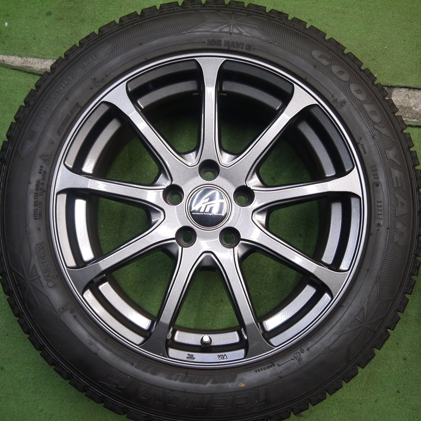 バリ溝！キレイ！9.5分★ワーゲン アウディ 等 AFT 225/55R17 スタッドレス グッドイヤー アイスナビ6 17インチ PCD112/5H★5072202Hス