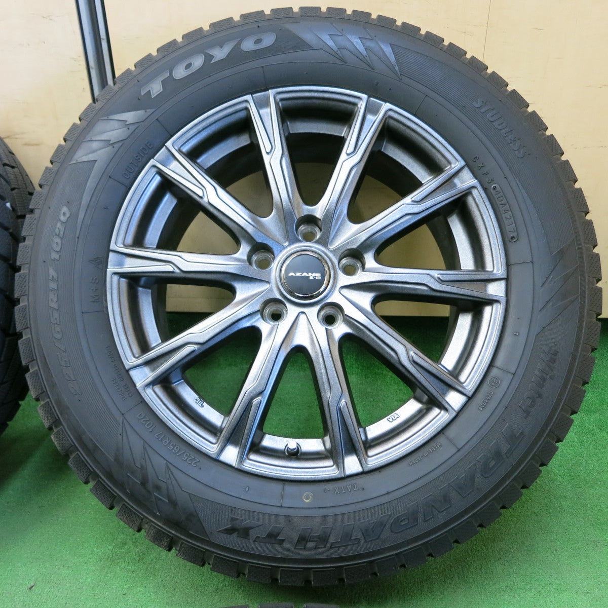 *送料無料* バリ溝！綺麗！9.5分★スタッドレス 225/65R17 トーヨー ウインター トランパス TX AZANE E-10 アザーネ PCD114.3/5H★4050302イス