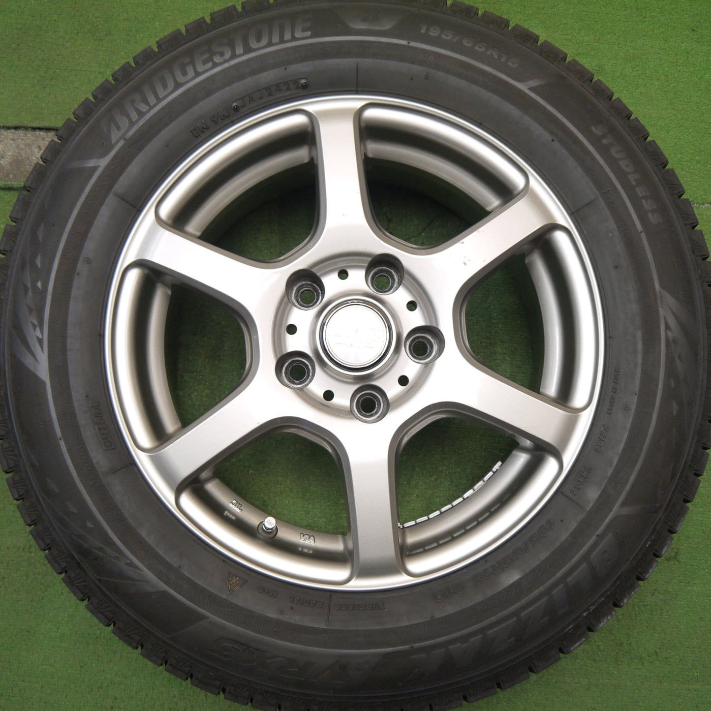 バリ溝！22年！9.5分★スタッドレス 195/65R15 ブリヂストン ブリザック VRX3 LAYCEA 02 レイシア 15インチ PCD114.3/5H★5060308Hス