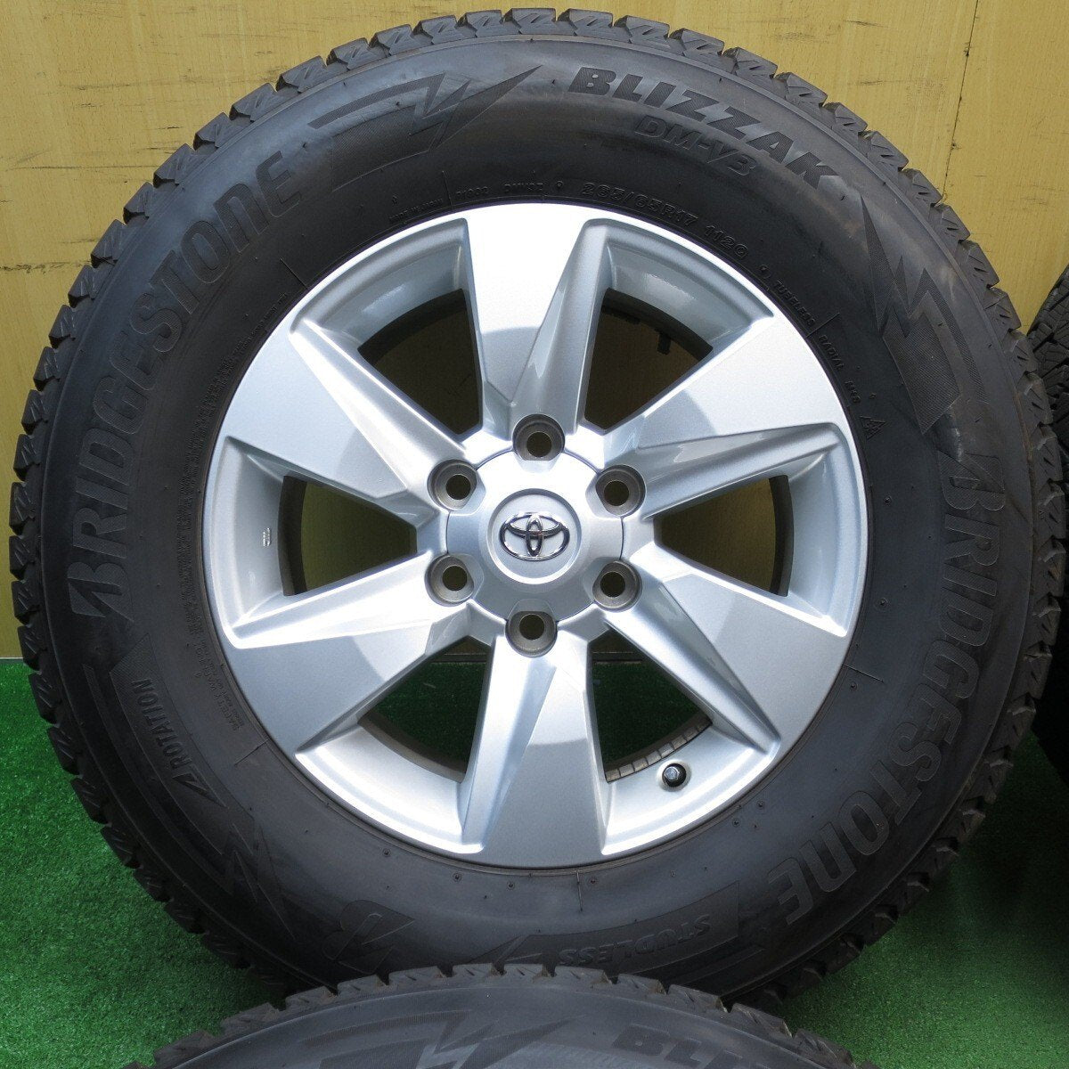 バリ溝！21年！キレイ！9.5分★トヨタ 150系 ランクル プラド 純正 265/65R17 スタッドレス ブリヂストン ブリザック DM-V3 17インチ PCD139.7/6H★5040102KKス