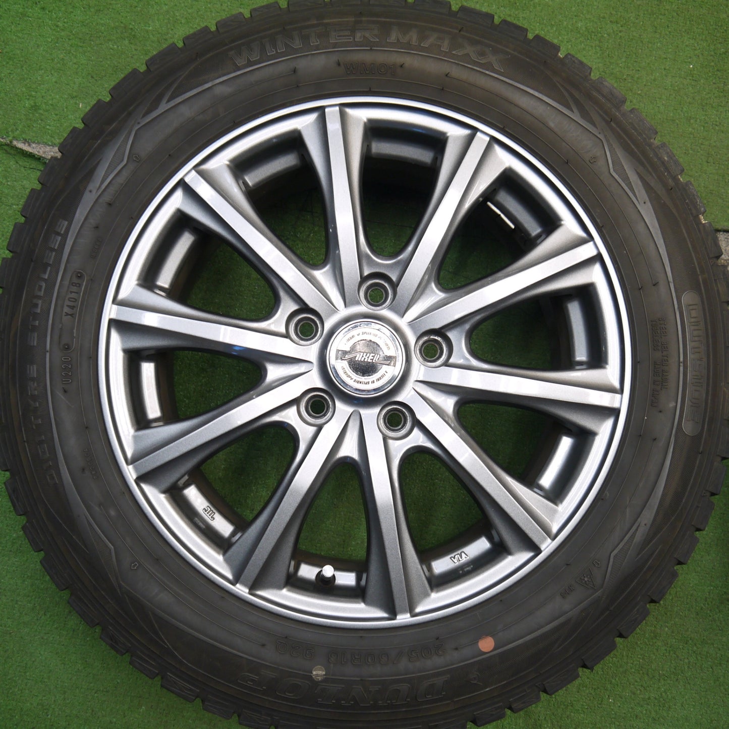 バリ溝！キレイ！8.5分★スタッドレス 205/60R16 ダンロップ ウインターマックス WM01 AXEL アクセル 16インチ PCD114.3/5H★5060604Hス