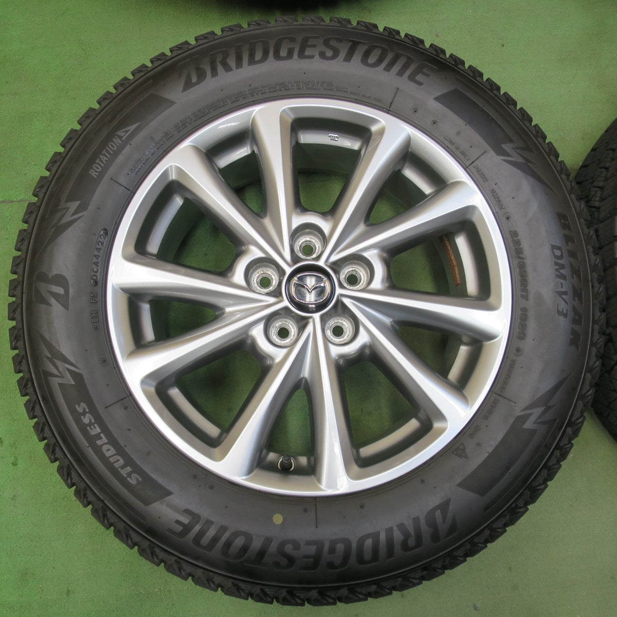 バリ溝！22年！キレイ！9.5分★マツダ CX-5 純正 225/65R17 スタッドレス ブリヂストン ブリザック DM-V3 17インチ CX5 PCD114.3/5H★5112202イス
