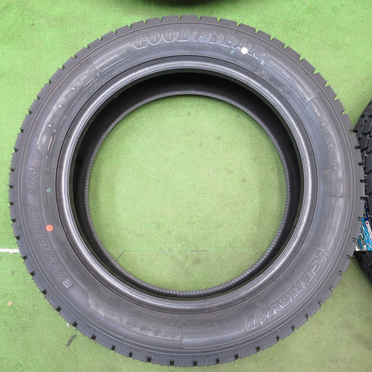 未使用！25年★スタッドレス 195/60R17 グッドイヤー アイスナビ7 タイヤ 17インチ ライズ ロッキー 60系 プリウス 等★6033002NGスタ