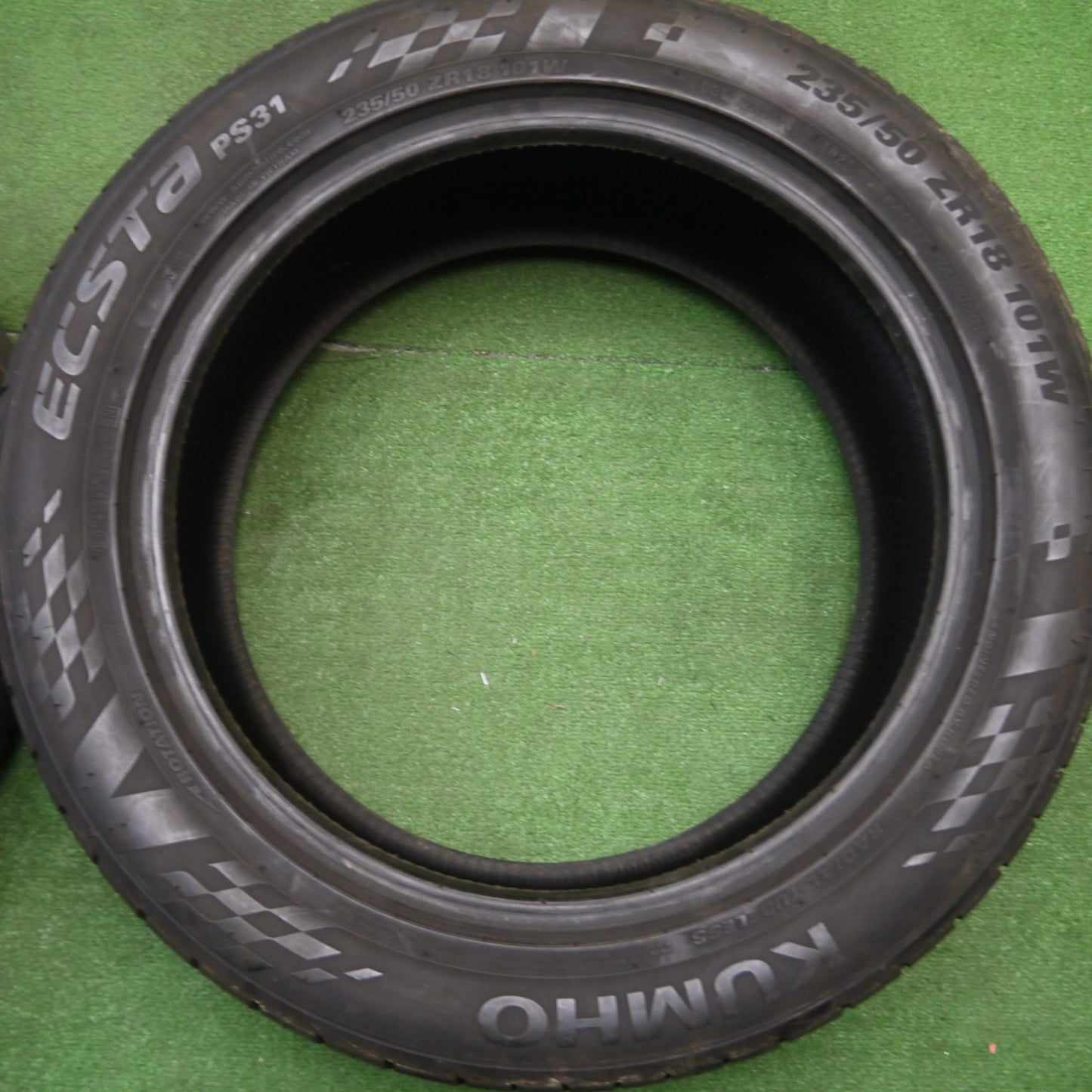 [送料無料] バリ溝！9分★235/50R18 クムホ エクスタ PS31 タイヤ 18インチ アルファード ヴェルファイア エスティマ エルグランド ハリアー等★4122504Hノタ