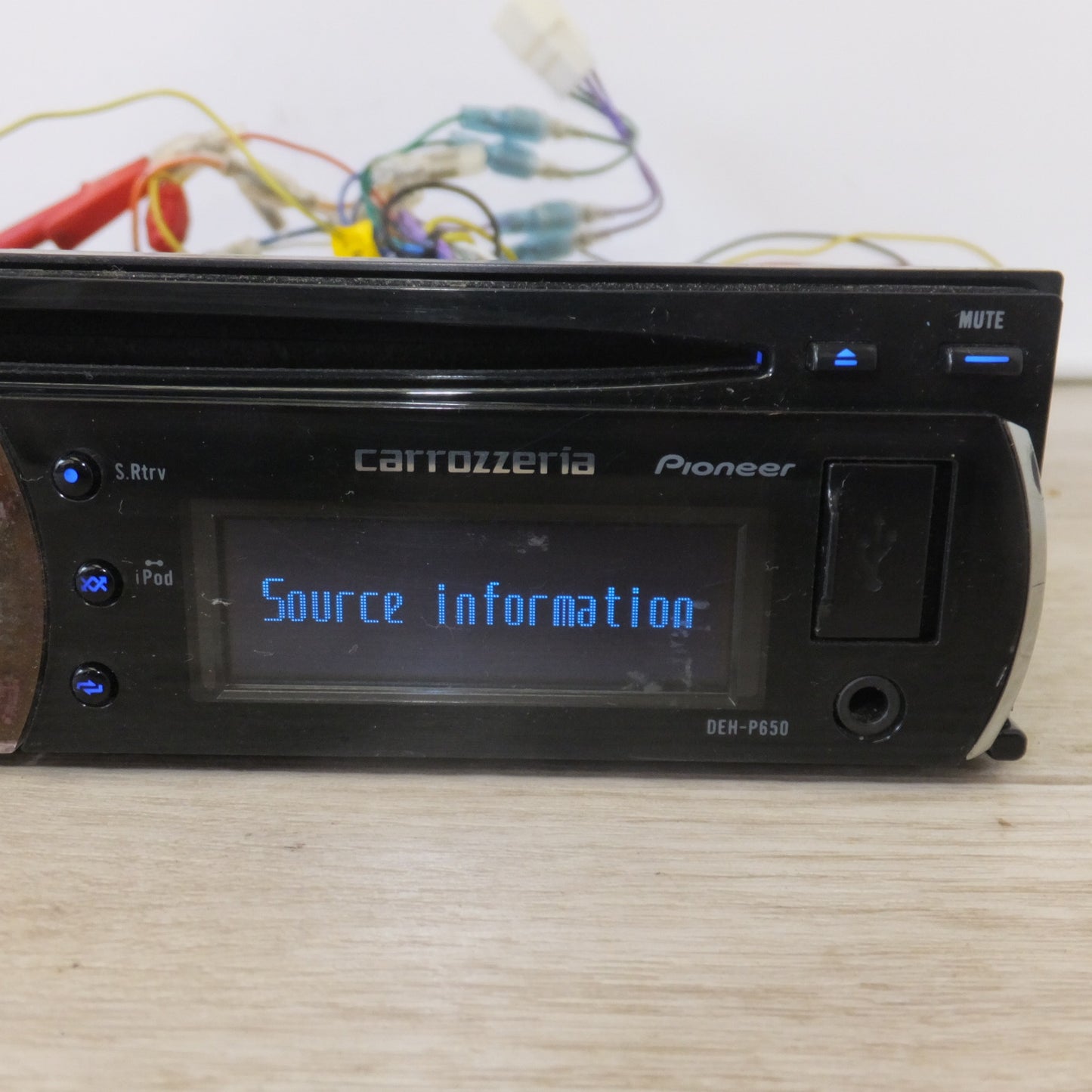 [送料無料] ★カロッツェリア carrozzeria カーオーディオ 1Dメインユニット DEH-P650[79]★