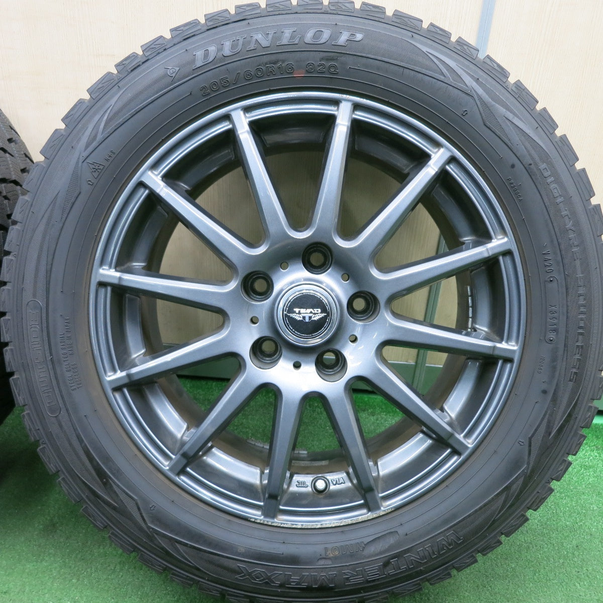 *送料無料* バリ溝！キレイ！9.5分★スタッドレス 205/60R16 ダンロップ ウインターマックス WM01 TEAD テッド 16インチ PCD114.3/5J★4051506HAス