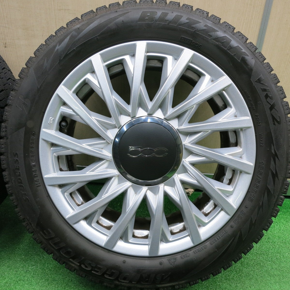 [送料無料] バリ溝！キレイ！9分★FIAT フィアット 500 純正 185/55R15 スタッドレス ブリヂストン ブリザック VRX2 15インチ PCD100/4H★4103102HAス