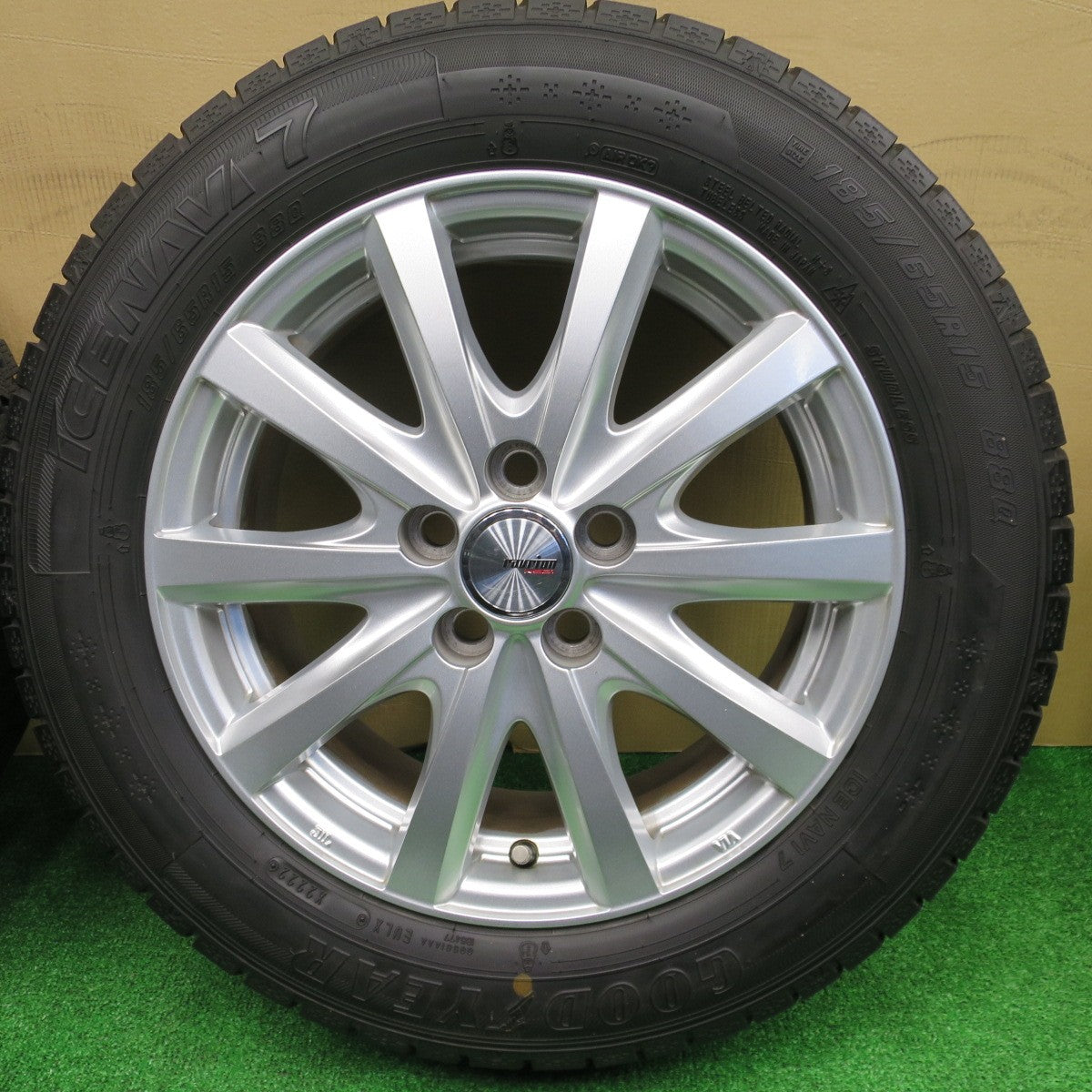 バリ溝！22年！キレイ！9.5分★30系 プリウス 等 185/65R15 スタッドレス グッドイヤー アイスナビ7 ravrion RS01 ラブリオン 15インチ PCD100/5H★5112702NKス