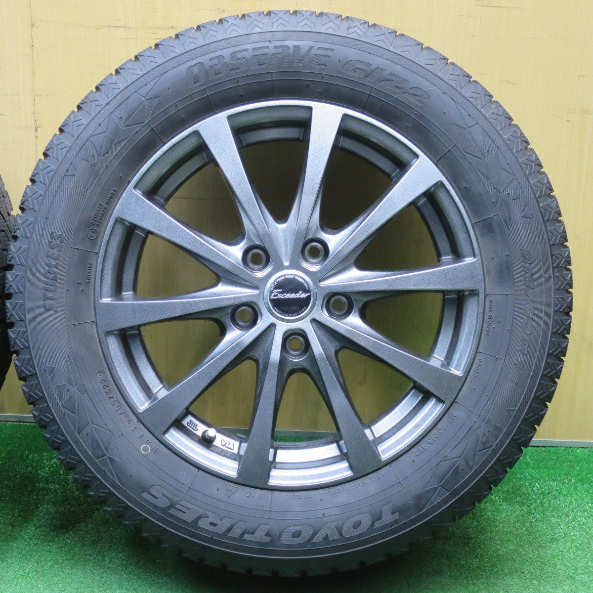 バリ溝！22年！キレイ！9.5分★スタッドレス 215/60R16 トーヨー オブザーブ GIZ2 Exceeder エクシーダー 16インチ PCD114.3/5H★5122405NJス